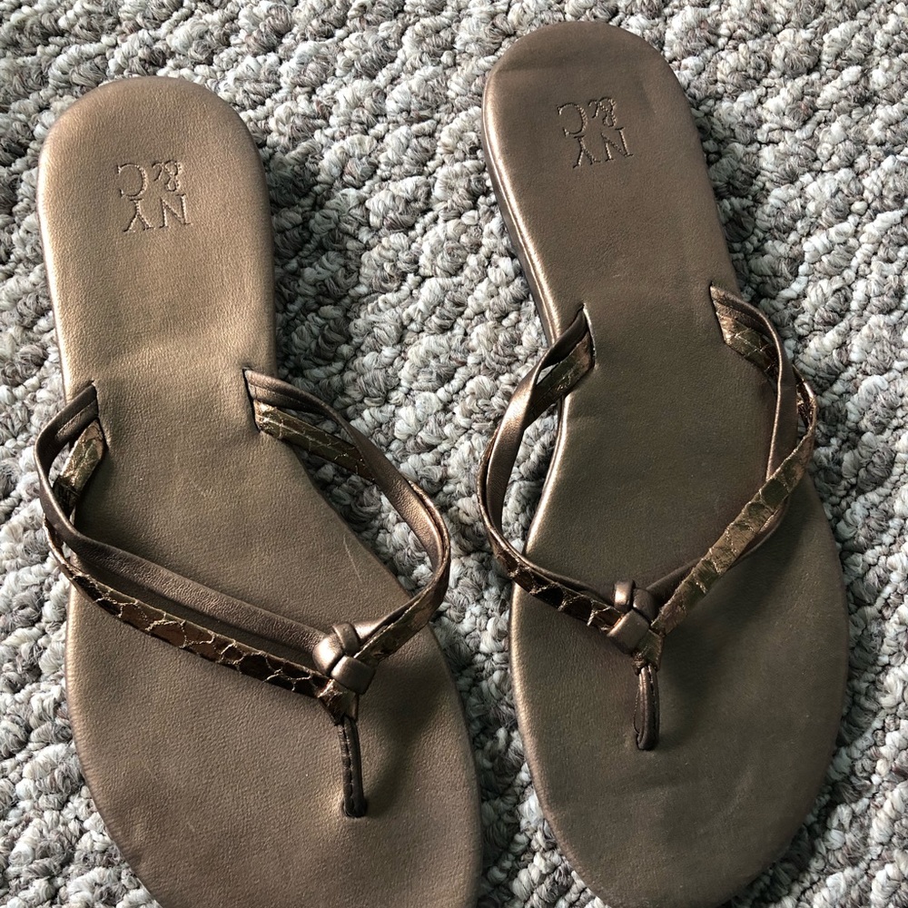 New York and company flip flops